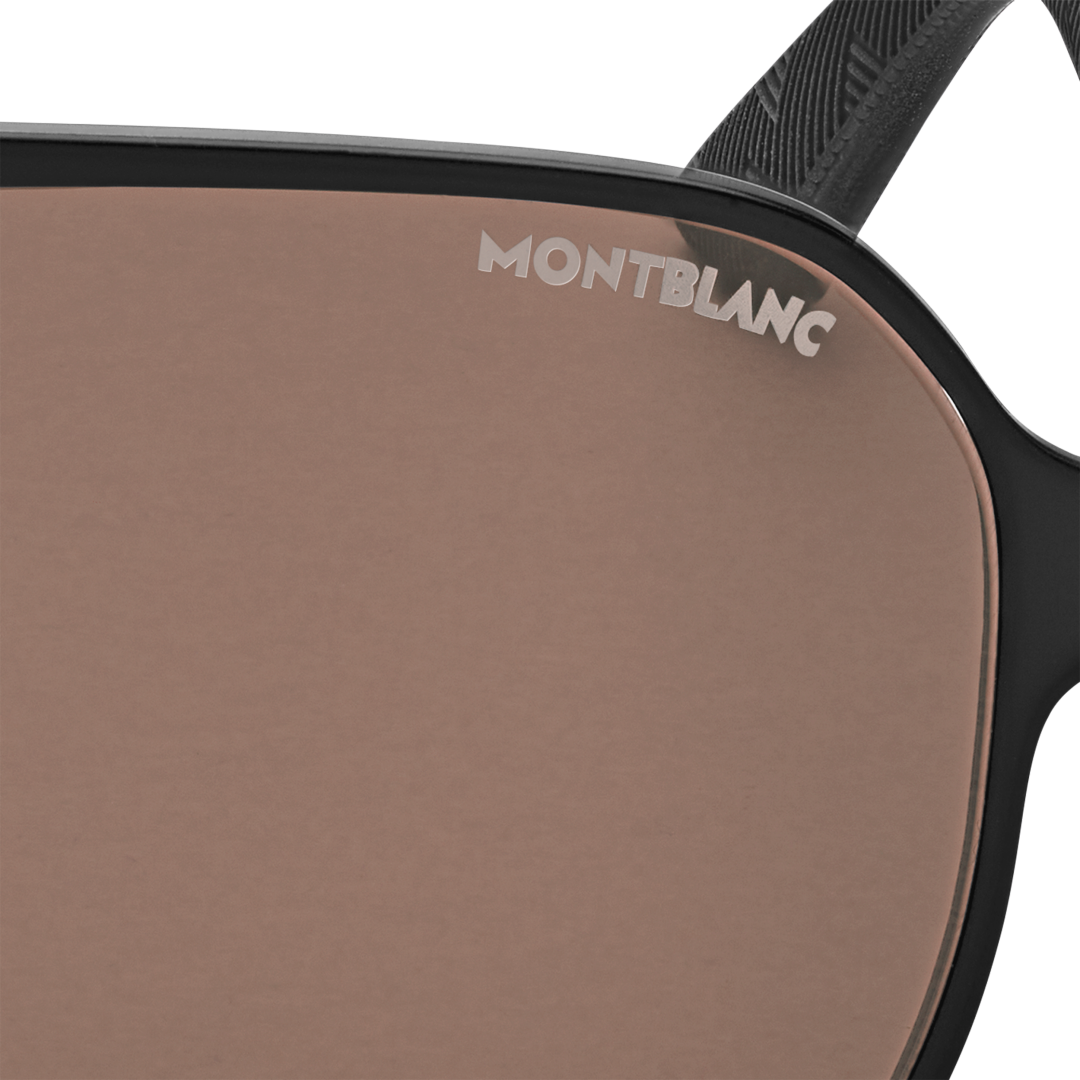 配备黑色金属镜框的方形太阳镜